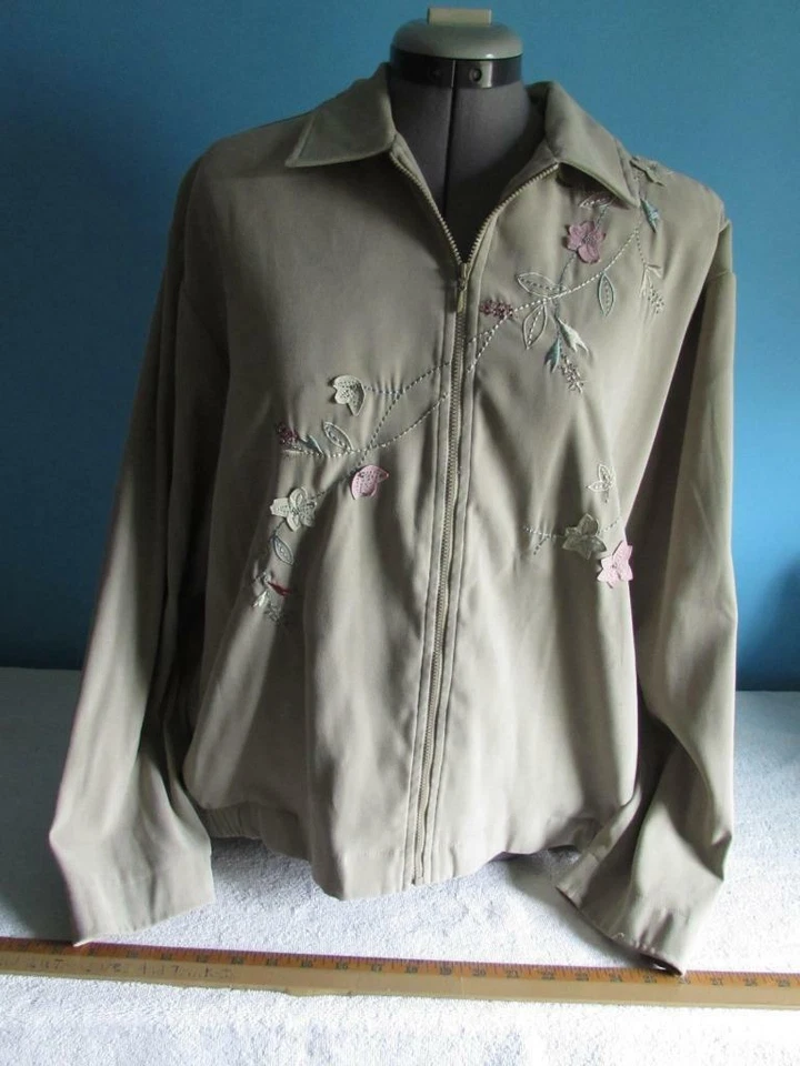 Chaqueta Teddi Petite para mujer color caqui con diseño floral bordado talla PL Foto 1 de 1