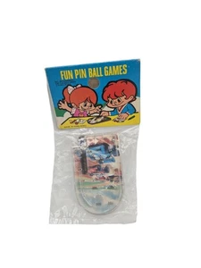 Spilla giocattolo vintage anni 60 per bambini Dime Store gioco palla made in Hong Kong sigillata mai usata - Foto 1 di 4