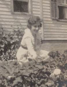 Jolie femme jardin fleurs portrait maison fond années 1910 - Photo 1/3