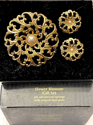 Винтажный 1992 AVON цветок цветок комплект Lg золото филигранная булавка и серьги с жемчуг центр - Изображение 1 из 2