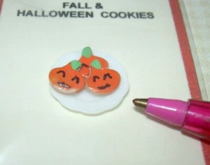 Galletas de calabaza de Halloween en miniatura (3) en plato pequeño de plástico: casa de muñecas 1:12 - Imagen 1 de 1