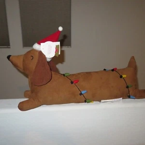 27 Zoll Isaac Mizrahi Dackel Hund Kissen Urlaub Weihnachten Lichter Nikolausmütze Neu mit Etikett - Bild 1 von 7