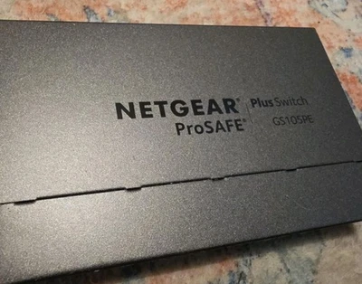 Netgear ProSafe GS105PE Plus switch di gestione porte Gigabit con passaggio PoE - Immagine 1 di 4