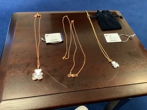 Swarovski Teddy Anhänger x 2 und lange Kette große Umarmung und Babyumarmung nie getragen - Bild 1 von 6