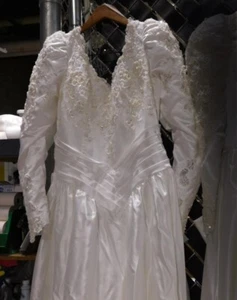 Moni Cheri, Vintage Woman's White Wedding Dress, Long train Beads size 9-10 MED - Picture 1 of 4