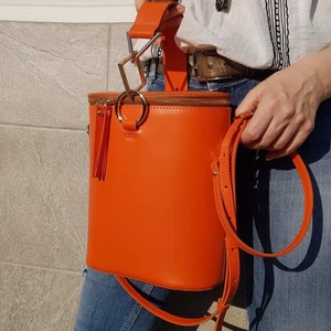 Bolso de hombro cilíndrico naranja de cuero genuino para mujer - Imagen 1 de 18