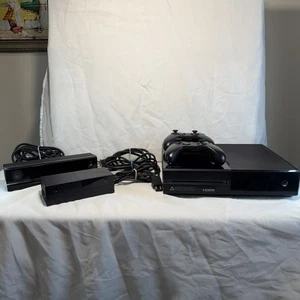 Xbox One 1540 500GB Console w/ cables, Kinect And 2 Controllers Tested - Picture 1 of 9