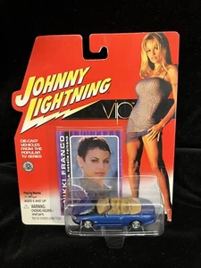 Johnny Lightning VIP Vallery Irons (Pamela Anderson) Vallery's Jaguar + Tarjeta Sin usar, en caja - Imagen 1 de 4