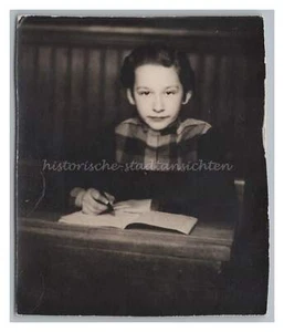 Portrait Junge am Schulpult - Altes Foto - Bild 1 von 2