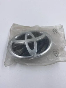 OEM New TOYOTA Authentic Front Grille Emblem 7531102140 - Picture 1 of 3