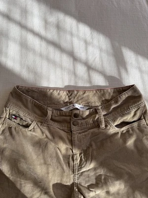 Pantalones acampanados de pana caqui Tommy Hilfilger años 00 de colección para mujer talla 8 Y2K Foto 1 de 4