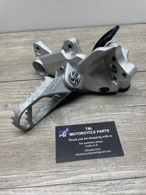 Husqvarna 701 Enduro 17 + левый кронштейн для подножки и колышек 76503038000 НОВЫЙ ВЗЛЕТ - Изображение 1 из 4