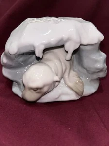 LLADRO 8061 "A SNOWY HAVEN" PORCELAIN FIGURINE HAND MADE IN SPAIN - Picture 1 of 9