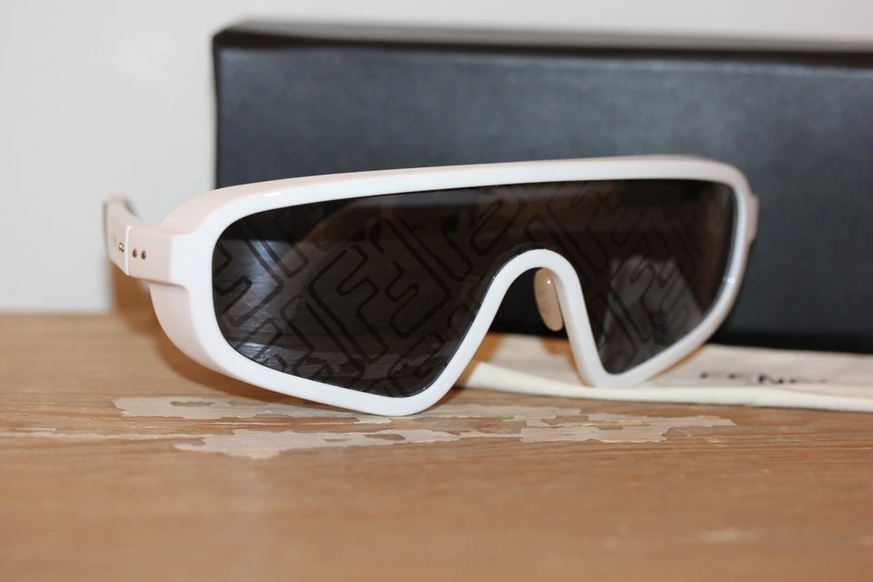 Gafas de sol FENDI Graffic espejadas *lente con logotipo FF* con escudo deportivo marco blanco ~ RARAS Foto 1 de 4