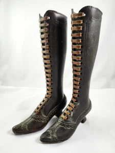 Par de jarrones victorianos de bronce o latón Theodore Alexander de colección - Imagen 1 de 7