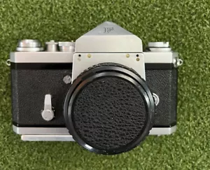 Nikon F con prisma del livello degli occhi e obiettivo 50 mm f/1.8 - Foto 1 di 10