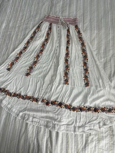 Großer Maxirock Altar'd State weiß mit bunten bestickten Blumen - Bild 1 von 11