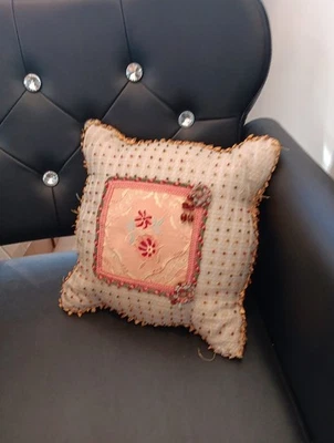 Almohada MacKenzie-Childs 13" x 13" ligeramente dañada en las esquinas Foto 1 de 4