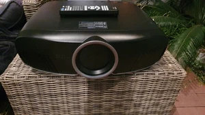 Epson EH-TW9300 4K Proiettore Home Cinema Lenshift Zoom 3D - Danni da Trasporto (Difettoso) - Foto 1 di 2