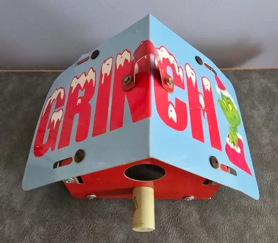 Pajarera de metal Grinch 5 x6" con percha Foto 1 de 4