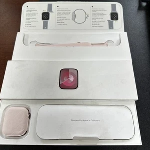 Apple Watch Gen 9 Series 9 45mm Pink Aluminum - Light Pink Sport Band MR9G3LW/A - Photo 1 sur 2