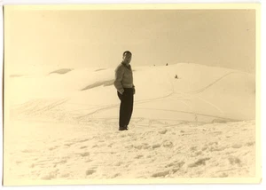 Homme neige montagne paysage - photo ancienne amateur an. 1950 - Picture 1 of 1