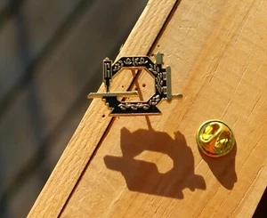 Antique Sewing Machine Clotilde #7 Gold Tone Metal & Black Enamel Pin Pinback - Imagen 1 de 5