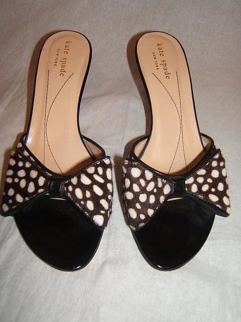 KATE SPADE женщин 7 СЕКСУАЛЬНЫЙ пони волос коричневый бант точки котенок каблуки сандалии обувь - Изображение 1 из 1
