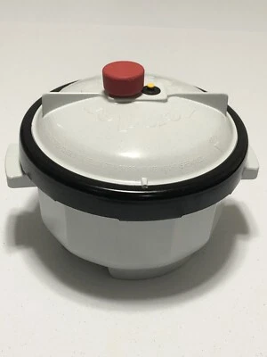 Nordic Ware 2.5 Qt Microwave Oven Tender Pressure Cooker Complete - Image 1 of 4