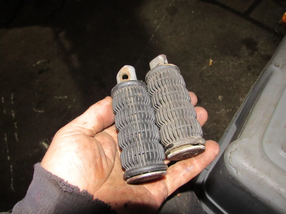 estriberas traseras izquierda derecha Suzuki GS550 E 1978 Foto 1 de 1