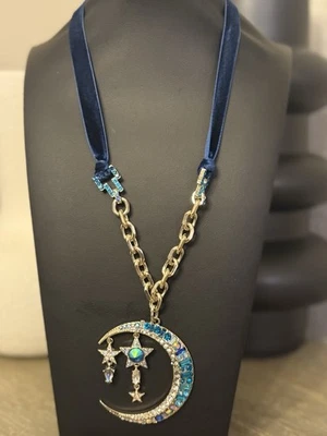Betsey Johnson Collar Luna Azul y Estrellas con Banda de Terciopelo, Heaven's to Betsey Foto 1 de 4