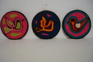 3 Vintage Huichol Garn Ornamente / Untersetzer / Wandbilder Vögel Mexikanische Volkskunst - Bild 1 von 21