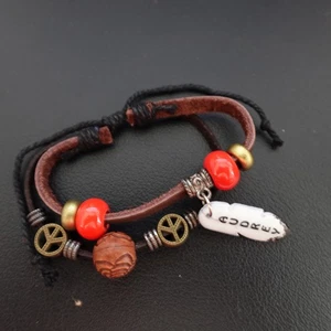 Audrey personalisiertes Boho Armband Leder gestapelt Hippie Indie Name rote Perlen - Bild 1 von 5