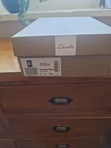 A pair of NEW & UNWORN ladies CLARKS pink leather lace up Shoes Size 6D - Picture 1 of 4