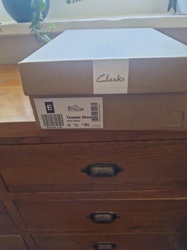 Un paio di scarpe stringate donna CLARKS in pelle rosa nuove e mai indossate taglia 6D