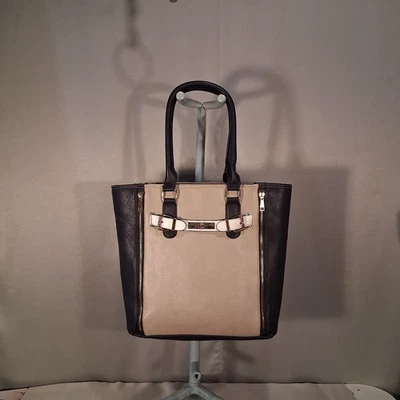 Bolso de Mano Call It Spring Para Mujer Dos Tonos Azul Marino y Beige Color Bloque Cuero Vegano  Foto 1 de 4