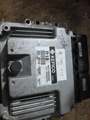 MODULO COMANDO MOTORE KIA PRO CEE'D JD MK2 2013 1.6 BENZINA ECU 39110-2BRBP #704 - Immagine 1 di 2