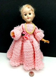 Vintage aufgereihte Kunststoff Modepuppe rosa gehäkeltes Kleid & Unterhose 10" groß - Bild 1 von 12