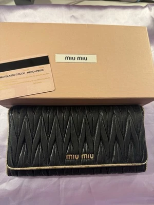 CARTERA LARGA MIU MIU/NEGRA Y DORADA/CERTIFICADO DE AUTENTICIDAD/HERMOSA ¡PRECIADA!! Foto 1 de 4