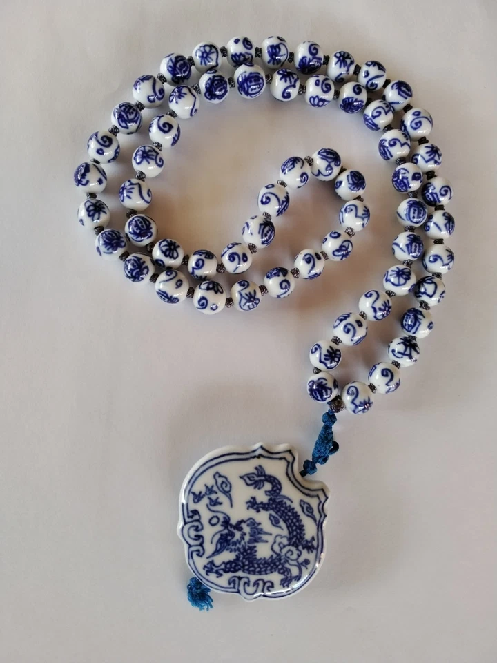 Collar/colgante vintage de porcelana dragón cuentas azules y blancas Foto 1 de 4