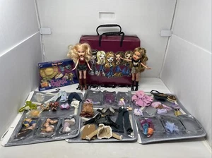Vintage 2 x Bratz Puppe & Kleidung Reißverschluss Reisetasche Tragetasche mit Kleidung & Zubehör - Bild 1 von 11