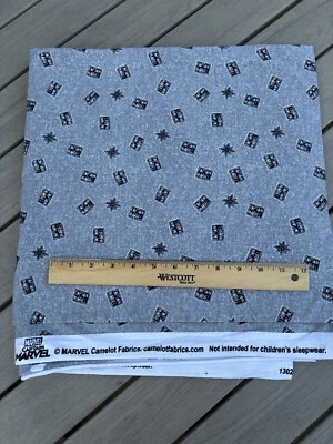 Camiseta Capitana Marvel Gris Insignia Tela Tejida SUPER HÉROE 1.5 Yardas X 60”, Camelot Foto 1 de 3