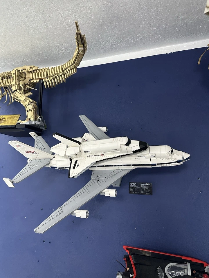 Expositor de montaje en pared para aviones portaaviones LEGO Icons Foto 1 de 4