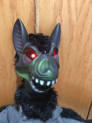 Murciélago animado de Halloween sonidos chillones y aletas alas y ojos rojos NUEVO Foto 1 de 4