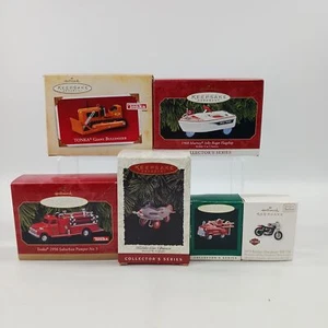 Aviones de recuerdo Hallmark, barco, topadora, camión de bomberos adornos para árboles de Navidad - Imagen 1 de 13