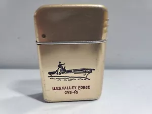 ACCENDINO VINTAGE Gold Tone Bowers USS VALLEY FORGE CVS 45 USA 5206/30 - Foto 1 di 16