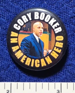 MAGLIA CORY BOOKER NEWARK NERA SENATO AFRICANO OSTRUZIONISMO SPILLA POLITICA BOTTONE - Foto 1 di 1