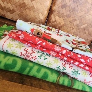 Mixed Lot of Christmas Fabric Remnants The Grinch Fleece Flannel Snowflakes - Picture 1 of 6