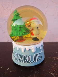 KURT ADLER Peanuts Weihnachtsbaum Santa Snoopy musikalische Schneekugel zu verkaufen!!! - Bild 1 von 5