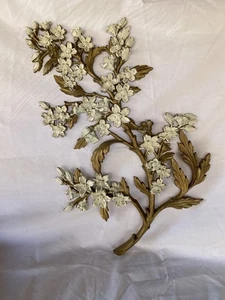 Vintage Syroco Hartriegel Zweig Blumen Wanddekor in Gold & Weiß 1960er USA 20” x 13” - Bild 1 von 16